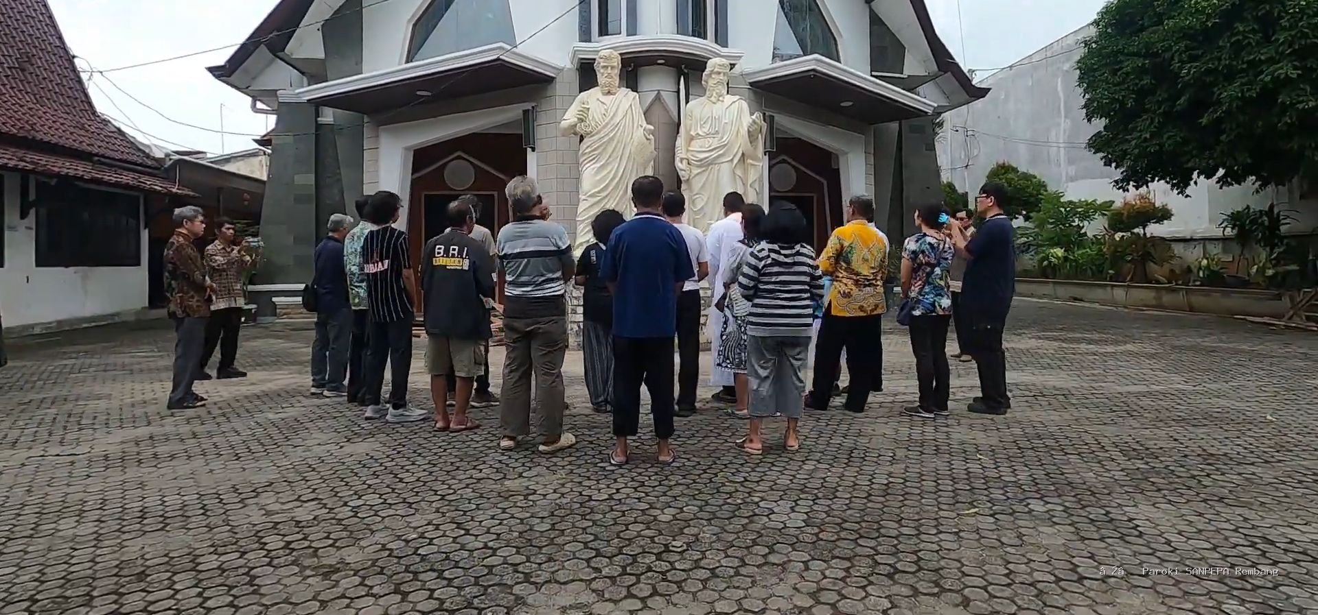 Pemasangan dan pemberkatan patung St. Petrus & St. Paulus Rembang